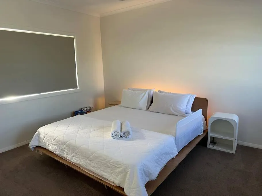 Modern Home Close To Cbd Oonoonba
