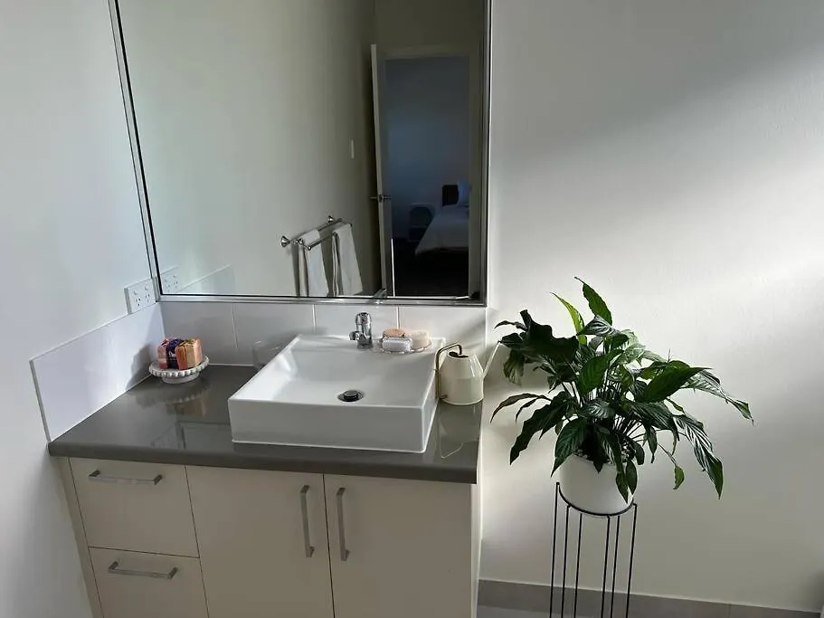 Modern Home Close To Cbd Oonoonba