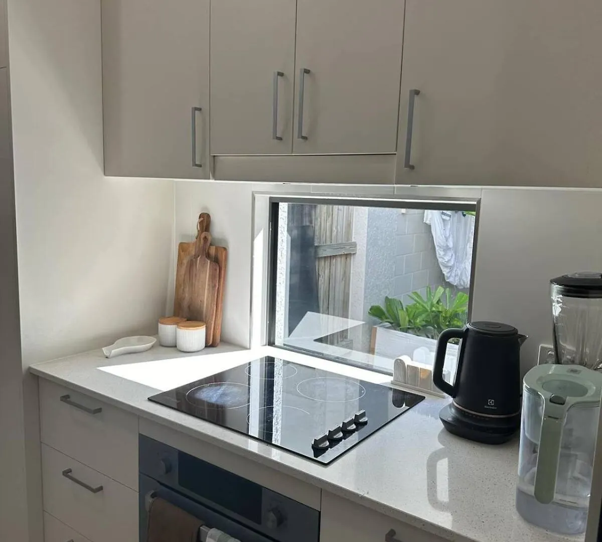 Modern Home Close To Cbd Oonoonba